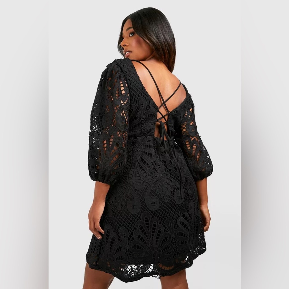 PLUS SIZE BLACK PREMIUM LACE PUFF SLEEVE SMOCK DRESS